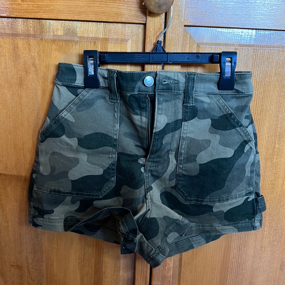 Hollister co ultra high rise camo carpenter shorts XS
